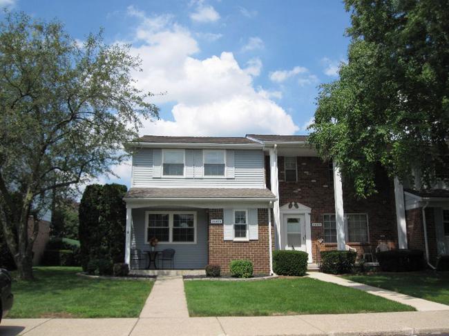 Novi Real Estate. Olde Orchard Condominiums in Novi MI 48375