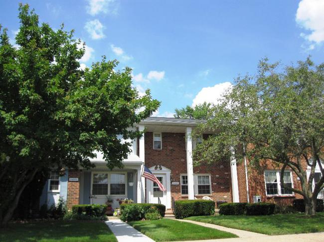 Olde Orchard Condo Complex, Novi Mi 48375